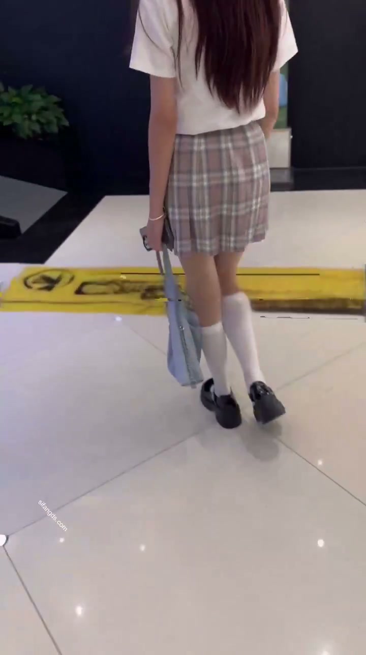 超反差170白丝JK长腿美女 图片 2