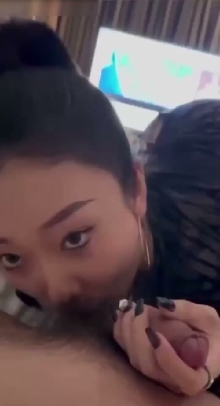 爬山认识的94年老a8，平常有空就约着一起爬山，本来身材就挺好的，汗一流更加有韵尾，前几天本来约好一起爬山结果下雨我们后面去健身房健身，健完身我约她一吃吃饭，聊着聊着酒就喝下去了气氛差不多喝完直接带她去酒店，不得不说老a8是真会啊 图片 1